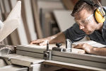 Symbolbild: Holz schneiden © iStock Symbolbild: Holz schneiden