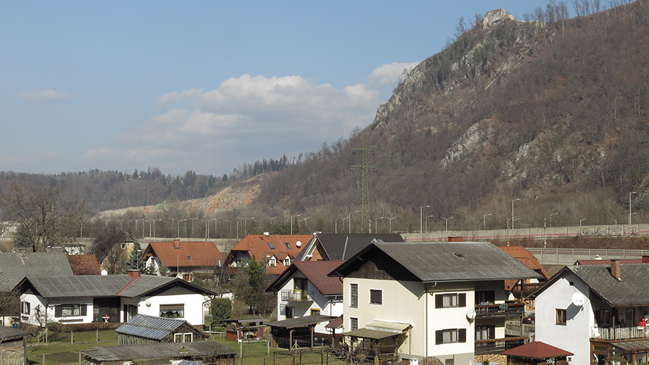 Die Siedlung Raach (380 m) gehört zum Stadtbezirk Gösting, jenseits der Mur steht der Kanzelkogel (615 m). Foto: ©Auferbauer