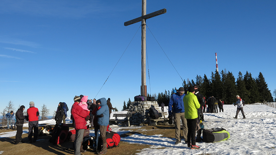 Am Schöckl-Gipfelkreuz (1438 m) vereint unter der Winter-Sonne. Foto: ©Auferbauer