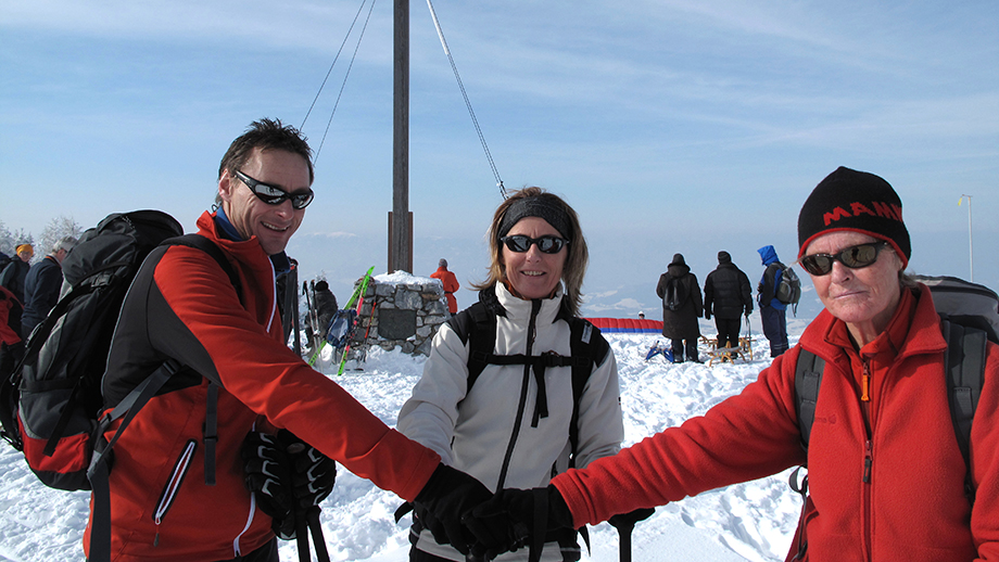 Glückwunsch mit Handschlag: vor dem Schöckl-Gipfelkreuz (1438 m). Foto: ©Auferbauer