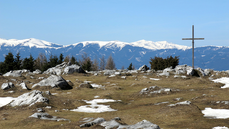 Schöckl-Gipfelkreuz (1439 m), am Horizont Gleinalpe, Hochalpe, Seckauer Tauern. Foto: ©Auferbauer