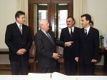 Friedensnobelpreisträger Gorbatschow zeigte sich bei seinem Besuch im Rathaus bestens gelaunt und scherzte mit seinen Gastgebern Bgm. Mag. Siegfried Nagl (r) und Bgm.-Stv. Walter Ferk (l).  
