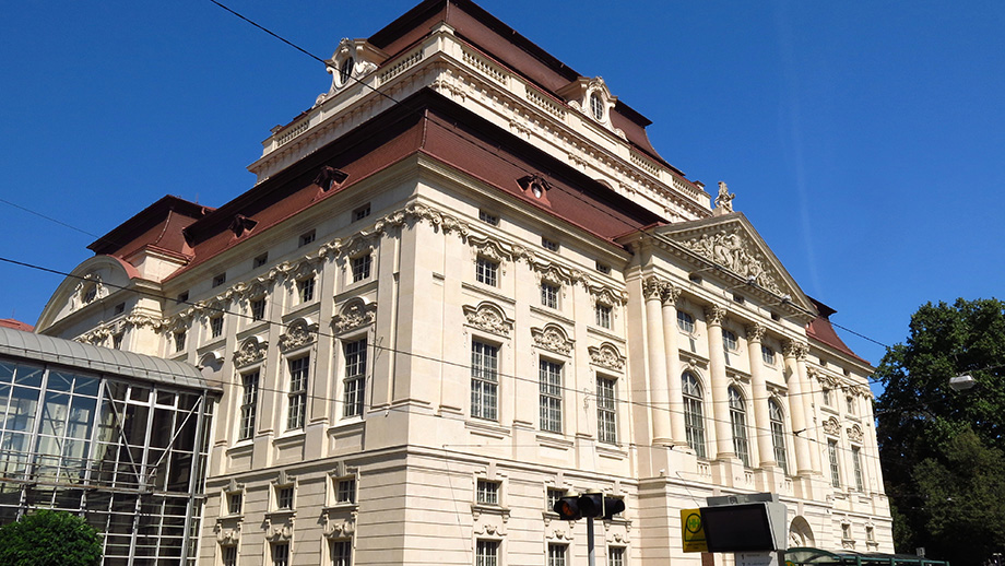 Die Oper bei Sonnenlicht. Das Gebäude befindet sich zwischen Kaiser-Josef-Platz und Opernring.