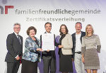 Bürgermeister Siegfried Nagl (3.v.l.) freut sich gemeinsam mit den GemeinderätInnen Sissi Potzinger (2.v.l.) und Thomas Rajakovics (2.v.r.) über die Auszeichnung. Foto: Stadt Graz/Fischer