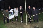 Ein Baum zum Geburtstag des Naturschutzbundes: Von links Stadtgartenamtsvorstand Ing. Thomas Ster, DI Markus Ehrenpaar vom Naturschutzbund, Dr. Ute Kränzlein von der Grazer Naturschutzbehörde, die Stadträte DI Dr. Gerhard Rüsch und Ernest Kaltenegger sowie Univ.-Doz. Dr. Johannes Gepp vom Naturschutzbund. Ein Baum zum Geburtstag des Naturschutzbundes: Von links Stadtgartenamtsvorstand Ing. Thomas Ster, DI Markus Ehrenpaar vom Naturschutzbund, Dr. Ute Kränzlein von der Grazer Naturschutzbehörde, die Stadträte DI Dr. Gerhard Rüsch und Ernest Kaltenegger sowie Univ.-Doz. Dr. Johannes Gepp vom Naturschutzbund.