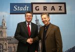 Auf viel Information als Vorbeugung gegen weihnachtliche Brände setzen Bürgermeister-Stellvertreter Walter Ferk (links) und Feuerwehr-Branddirektor Dr. Otto Meisenberger.