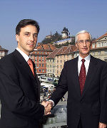 "Hofübergabe" im Rathaus: Mag. Siegfried Nagl (links) folgt als Bürgermeister dem 18 Jahre amtierenden Alfred Stingl nach.