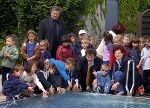 Zum Sprung ins noch (zu) kühle Nass fehlten noch einige Grade Celsius - aber ein bisschen Pritscheln im "Kindernoppelbad" ließen sich die Kleinen aus dem Kindergarten Gaswerkstraße sowie Stadtrat Mag. Dr. Wolfgang Riedler (vorne Mitte) und Bezirksvorsteherin Gerlinde Goldbrich (vorne rechts) unter "Aufsicht" von Liegenschafts-Abteilungsvorstand DI Dr. Karlheinz Fritsch (hinten) nicht nehmen. Zum Sprung ins noch (zu) kühle Nass fehlten noch einige Grade Celsius - aber ein bisschen Pritscheln im "Kindernoppelbad" ließen sich die Kleinen aus dem Kindergarten Gaswerkstraße sowie Stadtrat Mag. Dr. Wolfgang Riedler (vorne Mitte) und Bezirksvorsteherin Gerlinde Goldbrich (vorne rechts) unter "Aufsicht" von Liegenschafts-Abteilungsvorstand DI Dr. Karlheinz Fritsch (hinten) nicht nehmen.