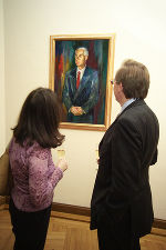 KP-Klubobfrau Elke Kahr und Stadtrat Dr. Christian Buchmann zählen zu den ersten Bewunderern des Portraits von Bürgermeister Alfred Stingl. 