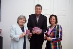 Präsentation des neuen Sicherheitspasses: Bgm.-Stv. Walter Ferk, die Leiterin des Grazer BürgerInnenamtes, Dr. Ingrid Bardeau (rechts), und die Leiterin des ServiceCenters der Stadt Graz, Elfie Melnizky. 