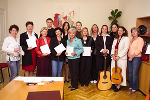 Die Grazer Kindergartenpädagoginnen überreichten heute den von ihnen entwickelten Leitfaden an Stadträtin Tatjana Kaltenbeck-Michl (Mitte).