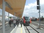 Der neue Inselbahnsteig ist besonders kundInnenfreundlich und barrierefrei. 