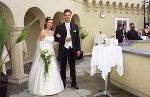 Die Arkadenterrasse bietet ein gelungenes Ambiente für einen Hochzeitsempfang. 