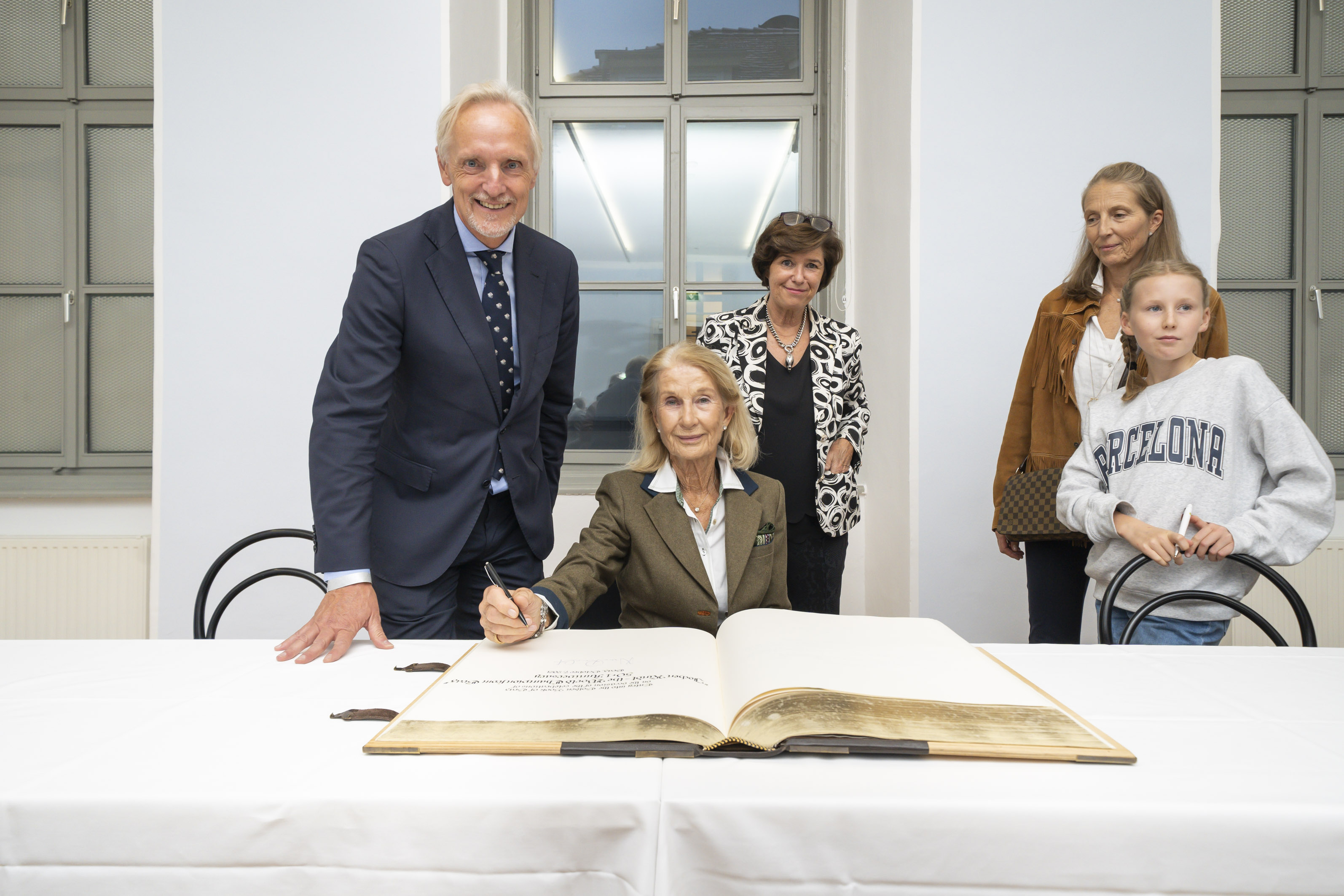 Nina Rindt (Mitte) trug sich gemeinsam mit Tochter Natascha und deren Tochter in das Goldene Buch der Stadt Graz ein.