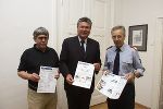 Mitautor Andreas Kobel, Bgm-Stv. Walter Ferk und Branddirektor Dr. Otto Meisenberger (v. l.) mit der neuen Hochwasserschutz-Broschüre. 