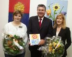 Bgm.-Stv. Walter Ferk mit der Künstlerin Sonja Thaller und Beschaffungsamtschefin Edith Kainz