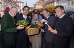 Landwirtschaftskammerpräsident Wlodkowski, Bürgermeister Nagl, Stadträtin Monogioudis, Landesrat Seitinger und Bauernbundpräsident Grillitsch mit kulinarischen Spezialitäten.