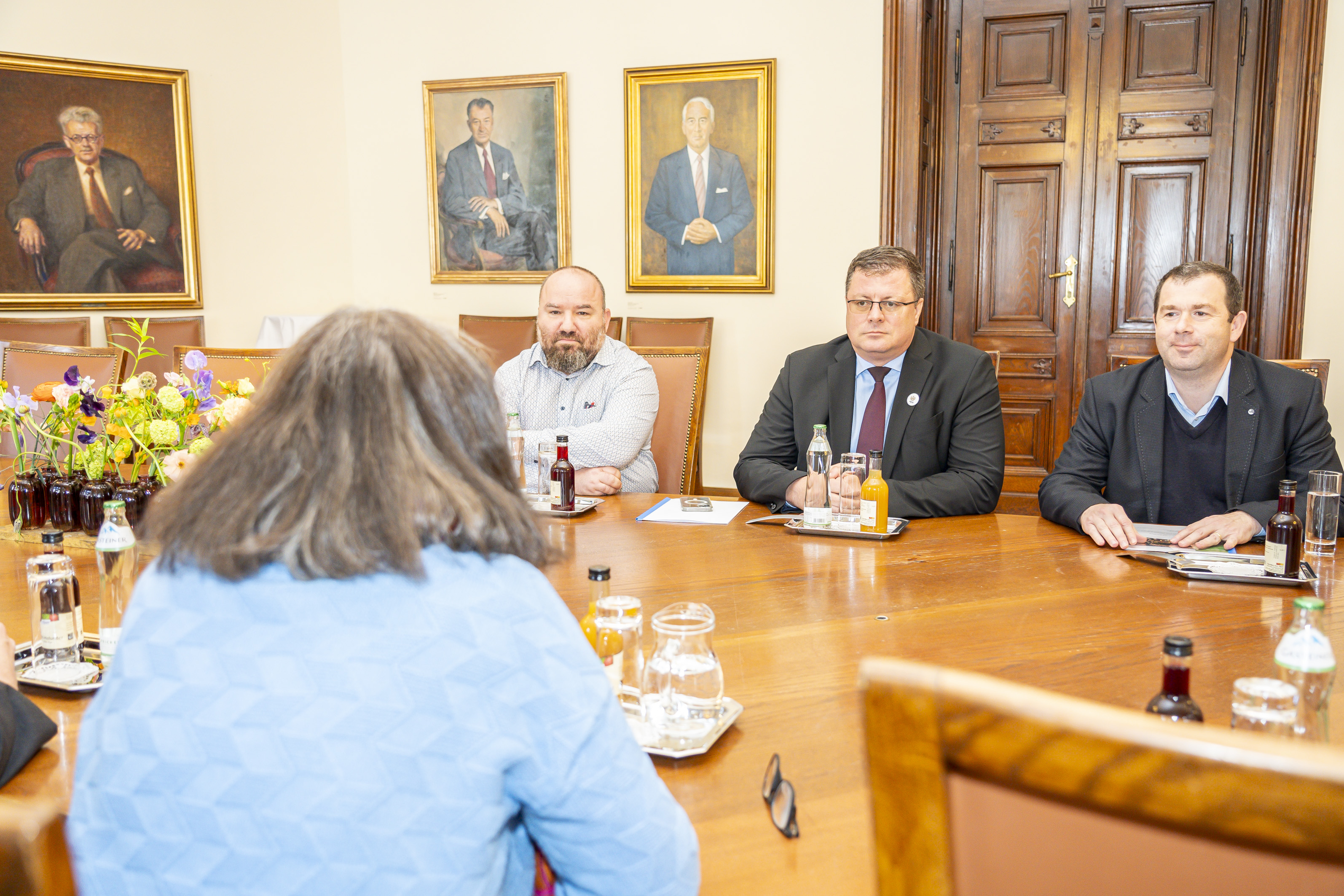 Die ungarische Delegation beim Austausch mit Bürgermeisterin Kahr im Stadtsenatssitzungssaal.
