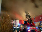 15 Fahrzeuge und 40 Mann der Grazer Berufsfeuerwehr waren heute Nacht stundenlang im Einsatz, um das Feuer in der Herrgottwiesgasse 117 unter Kontrolle zu bringen. 