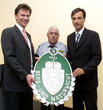 Bürgermeister Nagl und Stadtrat Riedler mit Gottfried Ritz, dem Einsatzleiter der jubilierenden Bergwächter