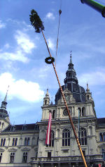 30 Meter hoch ist der Maibaum, der den Hauptplatz ziert.