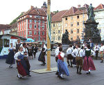 Mit dem "Bandltanz" wird der ... 