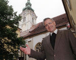 Bischofsvikar Dr. Heinrich Schnuderl in "seinem" Hof.