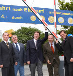 Parkplatz frei! Stadtrat Detlev Eisel-Eiselsberg, GBG-GF Bernd Weiss, Stadtrat Dr. Wolfgang Riedler, GPG-GF Günther Janezic und GBG-GF Mag. Günter Hirner (v.li.) bei der heutigen erstmaligen "Schrankenöffnung".