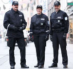 Nur das sind die OW-BeamtInnen: Uniformen mit gut sichtbarer Aufschrift, Dienstausweise, Dienstplakette. 