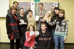 Lehrerin Sara Haghighi (2.v.r.) und ihre SchülerInnen erhielten heute von Stadträtin Fluch (li) und Abteilungsleiter DI Günther Lorber (Mitte, hinten) ein besonderes Geschenk. 
