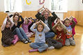 Kinder turnen mit „Wirbelix“