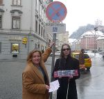 Stadträtin Elke Edlinger und Behindertenbeauftragte Alice Geiger möchten die Grazer AutofahrerInnen mit ihrer Aktion darauf aufmerksam machen, dass das unberechtigte Parken auf einem Behindertenparkplatz kein Kavaliersdelikt ist.  Foto: KK