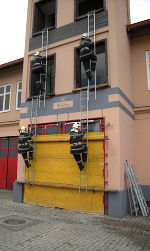 ... hieß es für 15 künftige Feuerwehrmänner: Prüfung bestanden! Morgen, 27. Februar 2009, treten diese Herren den Dienst an. 