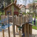 Kinderparadies mit Seilbahn und Trampolin