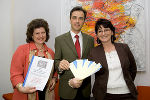 Sissi Potzinger, Bgm. Mag. Siegfried Nagl und Mag.a Claudia Pregartner (v. l.) stellten den Kinderschutzpreis "Grazia" vor. Sissi Potzinger, Bgm. Mag. Siegfried Nagl und Mag.a Claudia Pregartner (v. l.) stellten den Kinderschutzpreis "Grazia" vor.