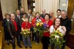 Sportstadtrat Detlev Eisel-Eiselberg, Bgm. Mag. Siegfried Nagl, GemeinderätInnen, Eltern und Trainer mit den "Special Olympics"-Siegerinnen (v. l.) Veronika Kaube, Julia Reinisch, Andrea Edegger und Sarah Schmölzer. 