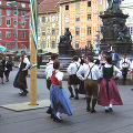 Bandltanz um den Maibaum