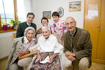 Familienfoto mit Bürgermeister (v. l.): Schwiegertochter Johanna, Jubilarin Irmgard, Sohn Gerhard, Bgm. Nagl, Enkelin Beatrix und Tochter Roswitha. Familienfoto mit Bürgermeister (v. l.): Schwiegertochter Johanna, Jubilarin Irmgard, Sohn Gerhard, Bgm. Nagl, Enkelin Beatrix und Tochter Roswitha.
