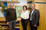 StR Detlev Eisel-Eiselsberg (re) und GR Heinz Baumann (li) gratulierten der stv. Leiterin des Kindergartens Kinkgasse, Claudia Apetauer, zum ersten Platz. StR Detlev Eisel-Eiselsberg (re) und GR Heinz Baumann (li) gratulierten der stv. Leiterin des Kindergartens Kinkgasse, Claudia Apetauer, zum ersten Platz.