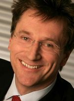 Stadtrat Dr. Wolfgang Riedler gratuliert dem verdienten Preisträger. 