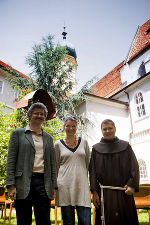 Umweltamtsleiter Dr. Werner Prutsch, Bürgermeister-Stellvertreterin Lisa Rücker, Pater Matthias Maier (v.l.n.r.) im Kreuzhof des Franziskanerklosters. Umweltamtsleiter Dr. Werner Prutsch, Bürgermeister-Stellvertreterin Lisa Rücker, Pater Matthias Maier (v.l.n.r.) im Kreuzhof des Franziskanerklosters.