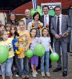 Die StadträtInnen Mag. Sonja Grabner und Dr. Wolfgang Riedler, Direktorin Evelyn Lindner (links) und die GBG-Geschäftsführer Mag. Günter Hirner (rechts) und Bernd Weiss feiern mit den kleinen NutznießerInnen die Eröffnung. Die StadträtInnen Mag. Sonja Grabner und Dr. Wolfgang Riedler, Direktorin Evelyn Lindner (links) und die GBG-Geschäftsführer Mag. Günter Hirner (rechts) und Bernd Weiss feiern mit den kleinen NutznießerInnen die Eröffnung.