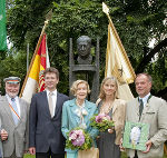 Dr. Heinz Rabussay (links), Stadtrat Riedler und Klubobmann Piffl-Percevic mit der Tochter und der Enkelin Gorbachs, Dr. Alfonsa Mittag und Elisabeth Kroh nach der feierlichen Einweihung des neuen Standplatzes für das Denkmal. 