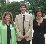 Freuen sich über die Auszeichnung: Doris Kirschner (li), Magistratsdirektor Martin Haidvogl (Mi) und Priska Pschaid (re). 