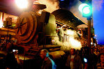 Das fährt - in zweifachem Sinn! Die Musik-Lokomotive von Zic Zazou dampft am 1. und 2. August durch die Herrengasse. Das fährt - in zweifachem Sinn! Die Musik-Lokomotive von Zic Zazou dampft am 1. und 2. August durch die Herrengasse.