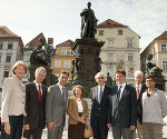 Der Erzherzog und seine Denkmalpfleger: Bürgermeister Mag. Siegfried Nagl und Kulturstadtrat Dr. Wolfgang Riedler flankieren Präsident Dr. Wolfgang Schallenberg und dessen Stellvertreterin Maria Meinl, links Vizepräsidentin Dr. Marianne Frodl und Vorstandsmitglied Dr. Gerbert Frodl, rechts Landeskonservator Dr. Christian Brugger und Restaurator Mag. Georg Kolmanitsch. Der Erzherzog und seine Denkmalpfleger: Bürgermeister Mag. Siegfried Nagl und Kulturstadtrat Dr. Wolfgang Riedler flankieren Präsident Dr. Wolfgang Schallenberg und dessen Stellvertreterin Maria Meinl, links Vizepräsidentin Dr. Marianne Frodl und Vorstandsmitglied Dr. Gerbert Frodl, rechts Landeskonservator Dr. Christian Brugger und Restaurator Mag. Georg Kolmanitsch.