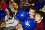 Die Kinder erfreuen sich an dem Theater im Kindermuseum. 