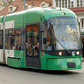 Zwei Fahrgäste mit einer Karte