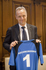 Korschelt stellte die Rolle von Teamleiter Riegler grafisch dar und überreichte ihm dieses Trikot. Foto: Stadt Graz/Foto Fischer