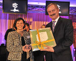 Die stolze Preisträgerin Dr. Ingrid Bardeau mit dem Überreicher der Urkunde, Siim Kallas, Vizepräsident der EU-Komission Alle Fotos auf dieser Seite:(C) MCM productions